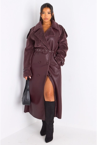 Manteau long en simili cuir avec empiècement polaire bordeaux