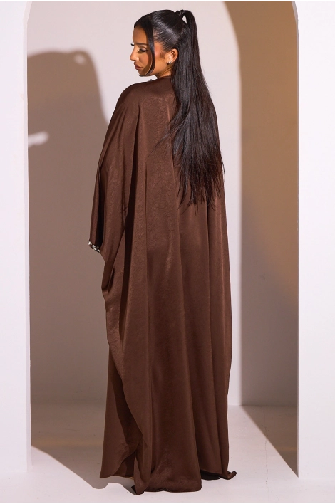 Abaya marron à col v perlé