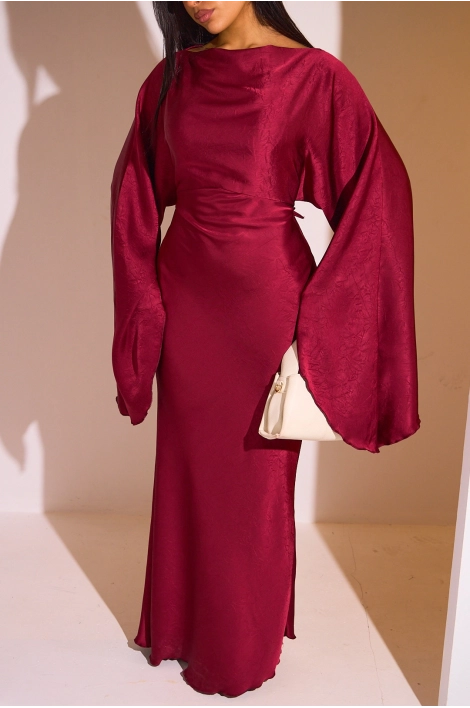Rotes Kleid mit Pagodenärmeln