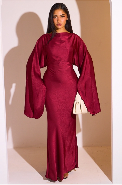Rotes Kleid mit Pagodenärmeln