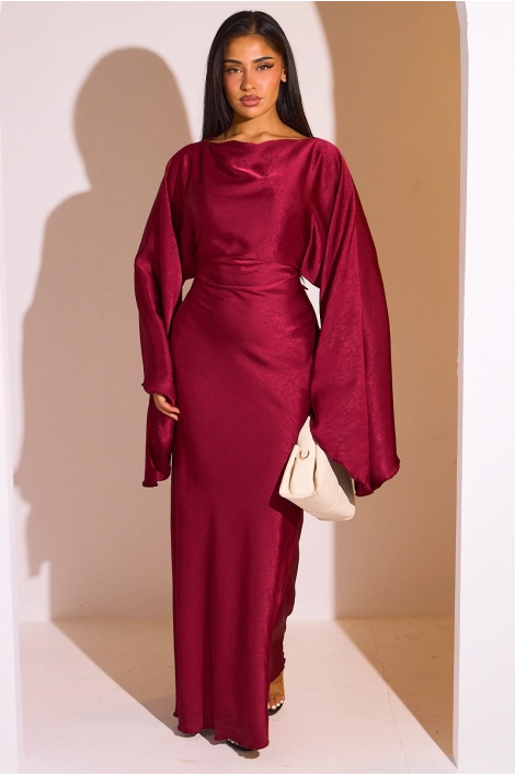 Rotes Kleid mit Pagodenärmeln