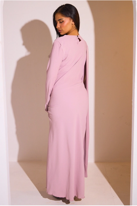 Robe de couleur vieux rose à empiècement drapé et manche asymétrique