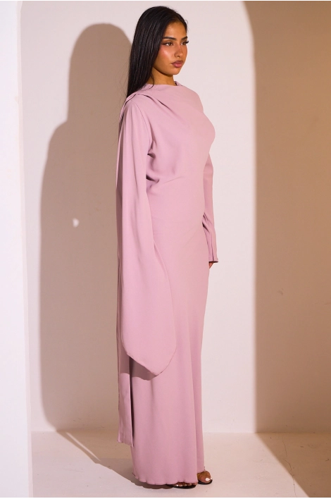 Robe de couleur vieux rose à empiècement drapé et manche asymétrique