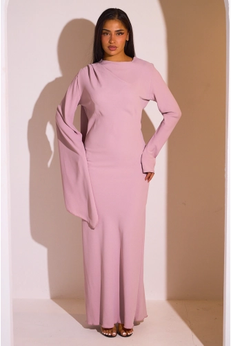 Robe de couleur vieux rose à empiècement drapé et manche asymétrique