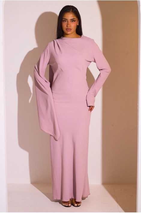 Robe de couleur vieux rose à empiècement drapé et manche asymétrique