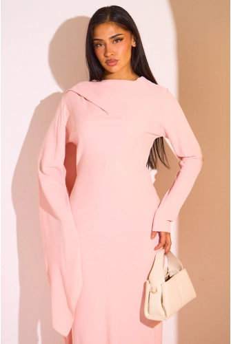 Robe rose à empiècement drapé et manche asymétrique