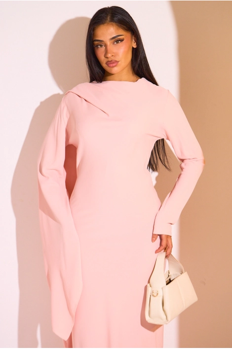 Robe rose à empiècement drapé et manche asymétrique