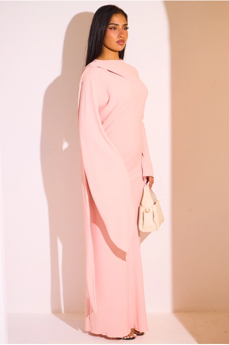 Robe rose à empiècement drapé et manche asymétrique