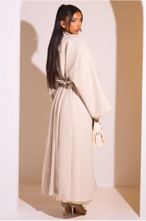 Kimono beige ceinturé à détails perlés