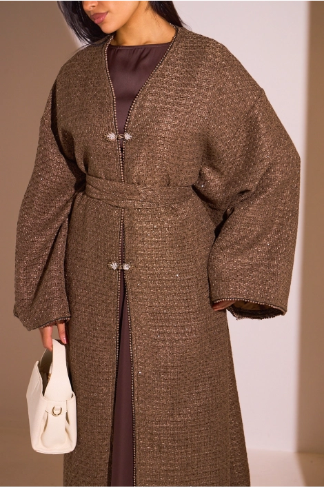 Kimono marron ceinturé à détails perlés