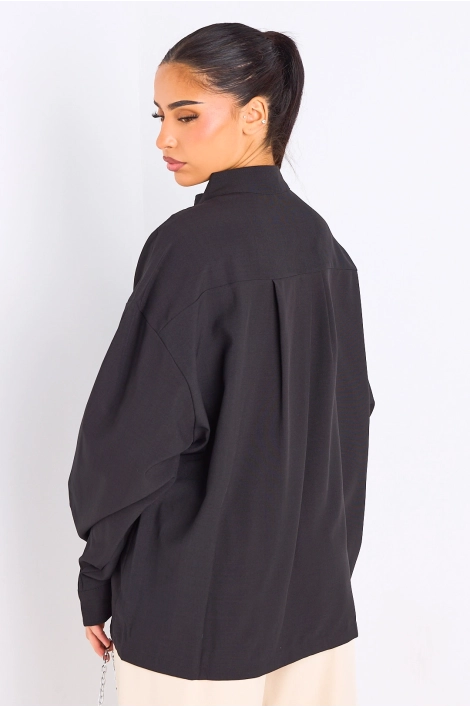 Blouse noire à col montant boutonné
