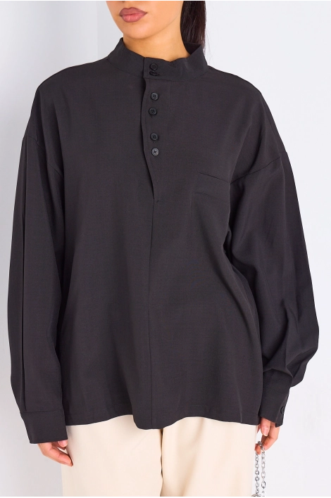 Blouse noire à col montant boutonné
