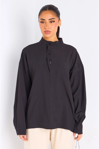 Blouse noire à col montant boutonné