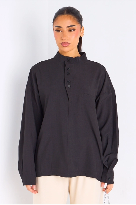 Blouse noire à col montant boutonné