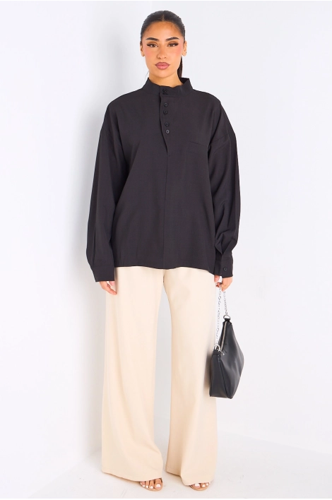 Blouse noire à col montant boutonné