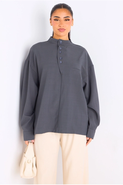 Blouse grise à col montant boutonné