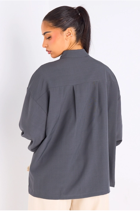 Blouse grise à col montant boutonné