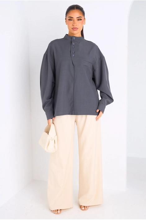 Blouse grise à col montant boutonné