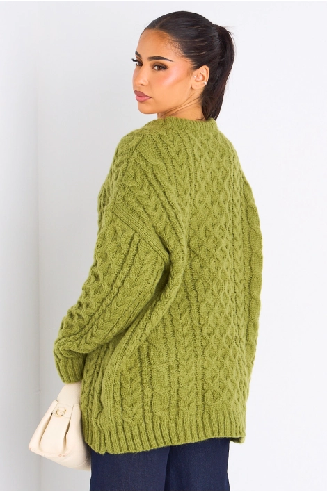 Pull vert en maille à effet torsadé