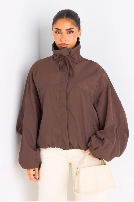 Veste marron à manches longues et col montant effet K-way