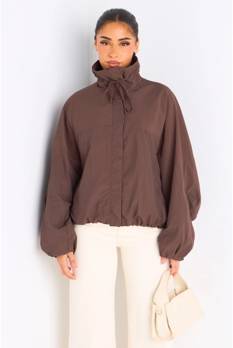 Veste marron à manches longues et col montant effet K-way