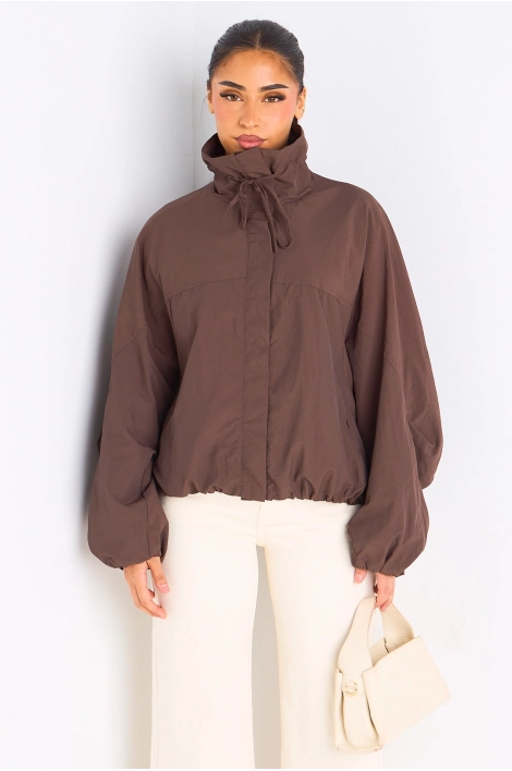 Veste marron à manches longues et col montant effet K-way