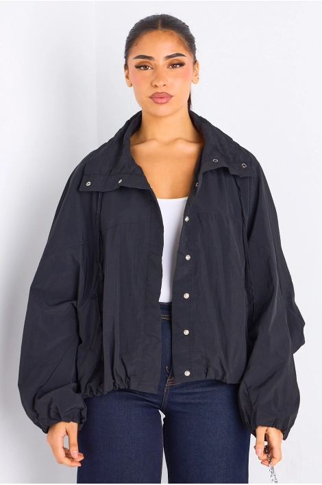 Veste noire à manches longues et col montant effet K-way