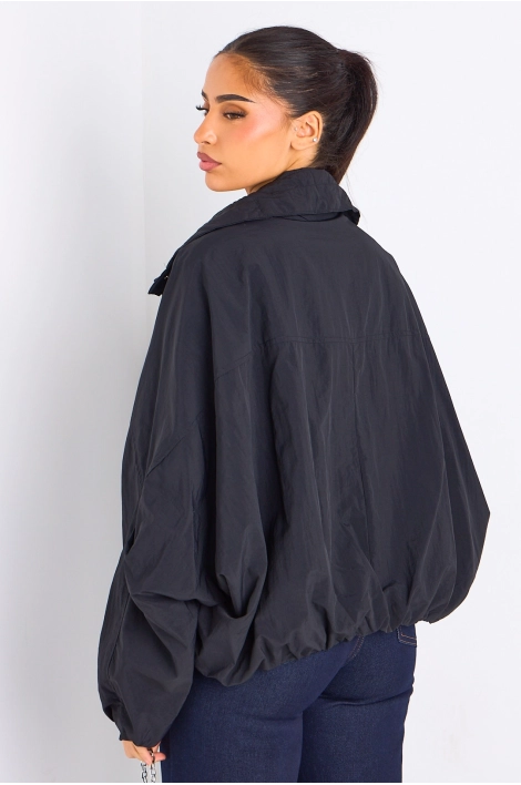 Veste noire à manches longues et col montant effet K-way