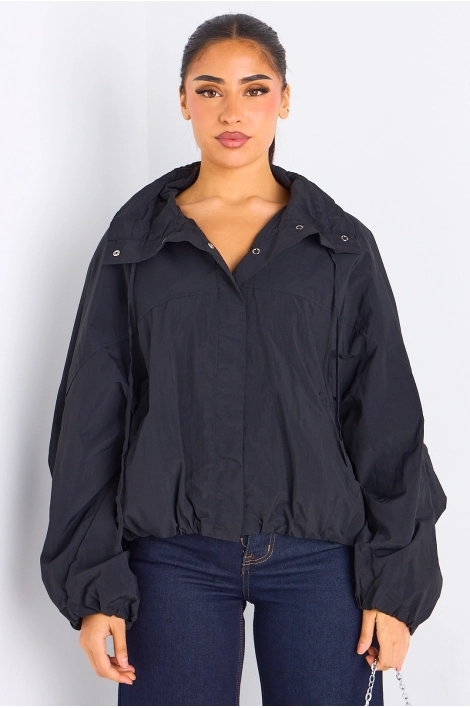 Veste noire à manches longues et col montant effet K-way