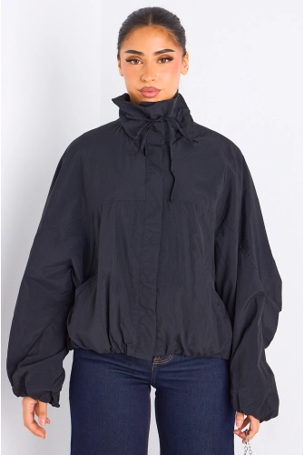 Veste noire à manches longues et col montant effet K-way