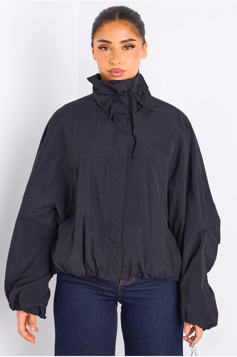 Veste noire à manches longues et col montant effet K-way