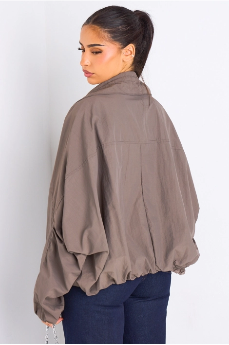 Veste grise à manches longues et col montant effet K-way
