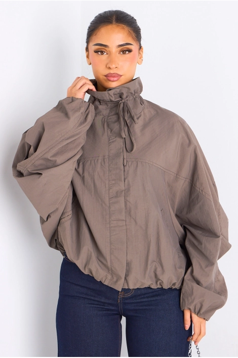 Veste grise à manches longues et col montant effet K-way