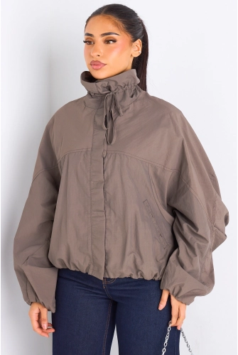 Veste grise à manches longues et col montant effet K-way