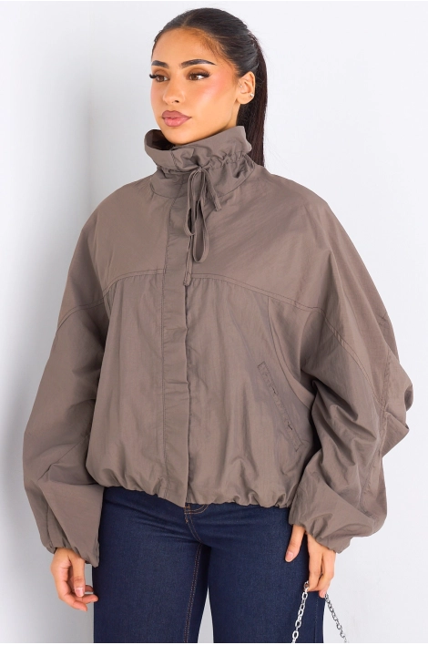 Veste grise à manches longues et col montant effet K-way