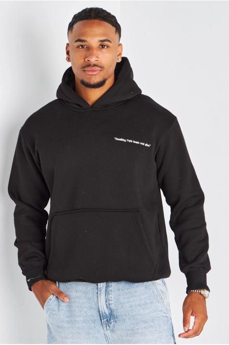 Sweet à capuche de couleur noir molletonné et inscriptions grises