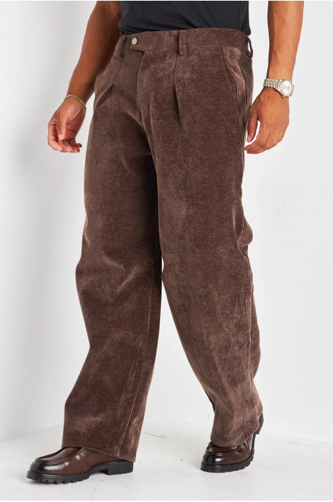 Pantalon marron coupe droite en suédine à effet côtelé