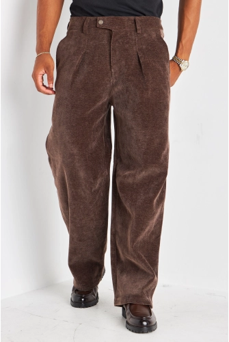 Pantalon marron coupe droite en suédine à effet côtelé
