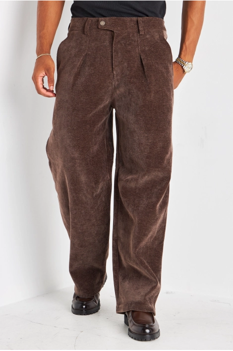 Pantalon marron coupe droite en suédine à effet côtelé