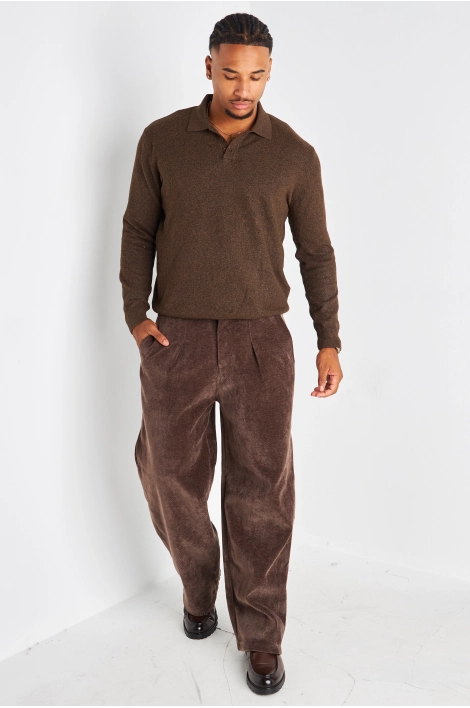 Pantalon marron coupe droite en suédine à effet côtelé