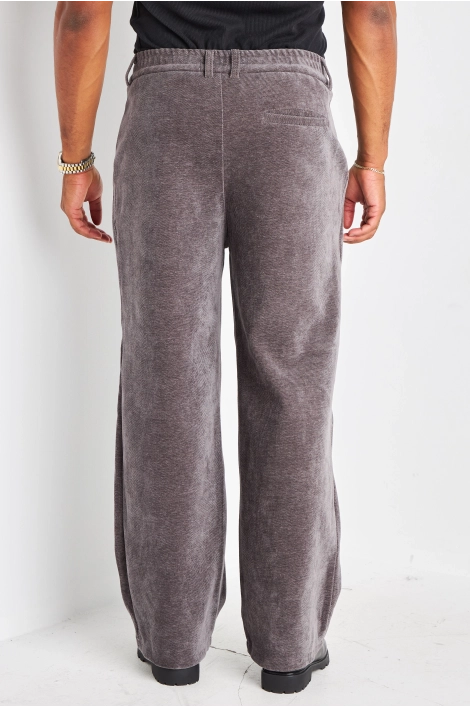 Pantalon gris coupe droite en suédine à effet côtelé