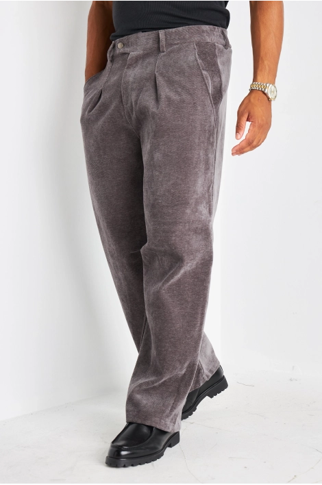 Pantalon gris coupe droite en suédine à effet côtelé