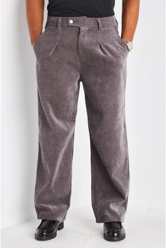 Pantalon gris coupe droite en suédine à effet côtelé
