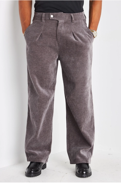 Pantalon gris coupe droite en suédine à effet côtelé