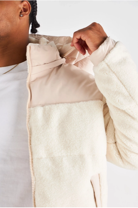 Doudoune beige matelassée à capuche et empiècement peau de mouton blanc