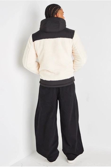Veste noire à capuche et empiècement peau de mouton blanc