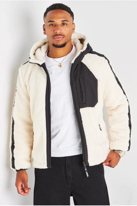 Veste noire à capuche et empiècement peau de mouton blanc