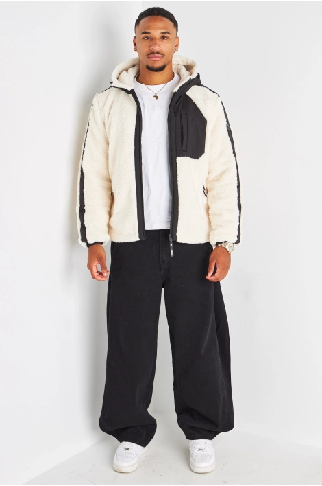 Veste noire à capuche et empiècement peau de mouton blanc