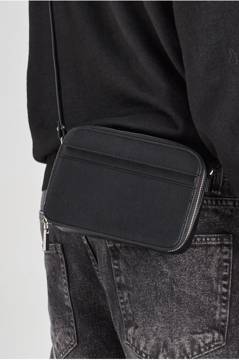 Pochette noire en simili cuir