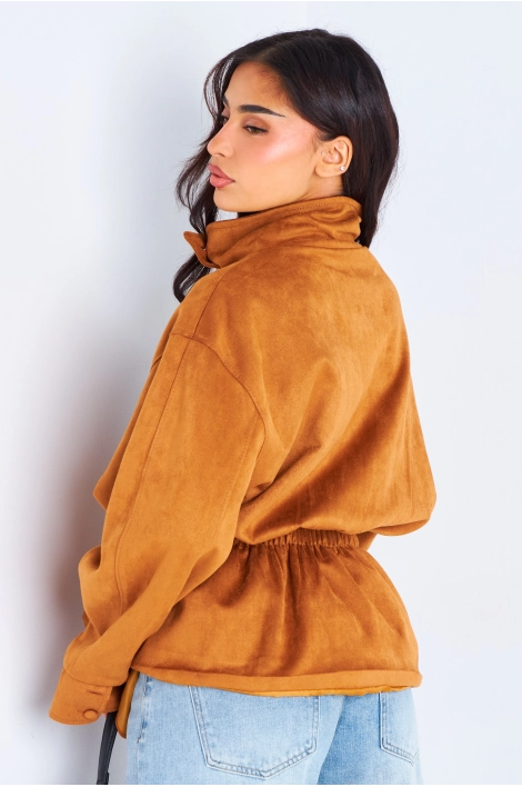 Veste courte en daim ceinturée camel